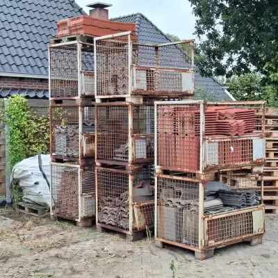 8x Gitterbox met diverse dakpannen – kavel bij Onlineveilingmeester, Smilde