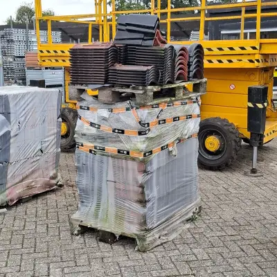 2x Pallet met diverse dakpannen Zwart – kavel bij Onlineveilingmeester, Smilde