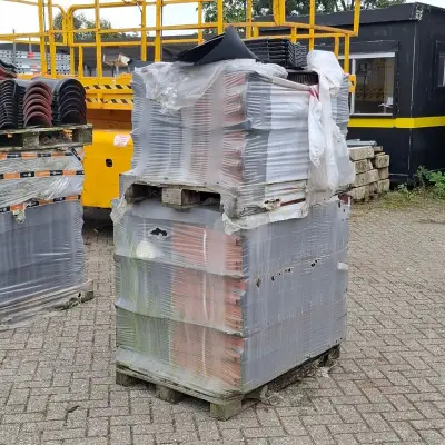 2x Pallet met dakpannen Wienerberger, Zwart – kavel bij Onlineveilingmeester, Smilde