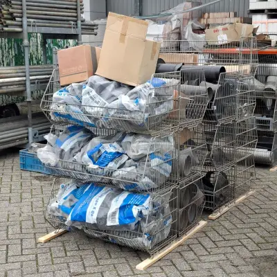 Divers PVC Materiaal en UNI-flexpluggen, in 13x draadmand – kavel bij Onlineveilingmeester, Smilde