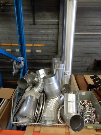 Diverse aluminium hulpstukken in draadmand, Burgerhout, aluminium – kavel bij Onlineveilingmeester, Assen
