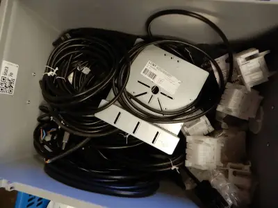 Kist met diverse elektra – kavel bij Onlineveilingmeester, Assen