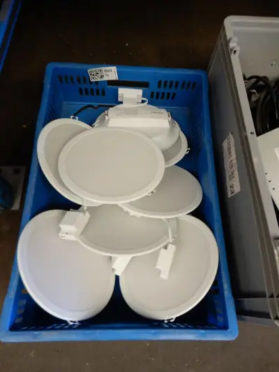 Kist met 8 inbouw lampen, Philips, wit – kavel bij Onlineveilingmeester, Assen