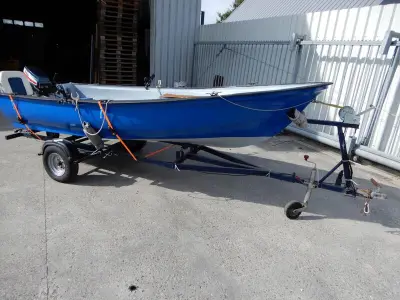 Boot met motor, trailer en diverse benodigdheden, blauw – kavel bij Onlineveilingmeester, Assen