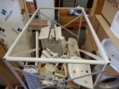 Kooi met diverse restanten sanitair – kavel bij Onlineveilingmeester, Assen