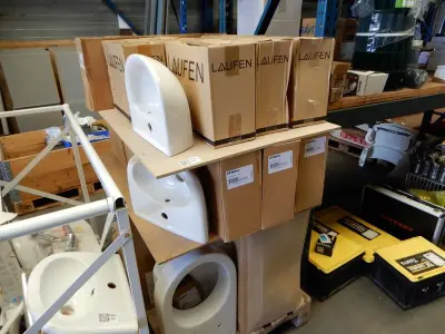 Pallet met wandclosets en fonteinen, wit – kavel bij Onlineveilingmeester, Assen