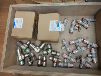 Bak met diverse koppelingen, Uponor – kavel bij Onlineveilingmeester, Assen