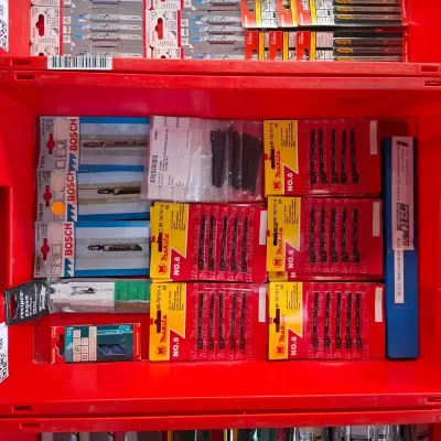 Ca. 90x Diverse decoupeerzaag zaagblad o.a. Bosch, Makita – kavel bij Onlineveilingmeester, Winsum