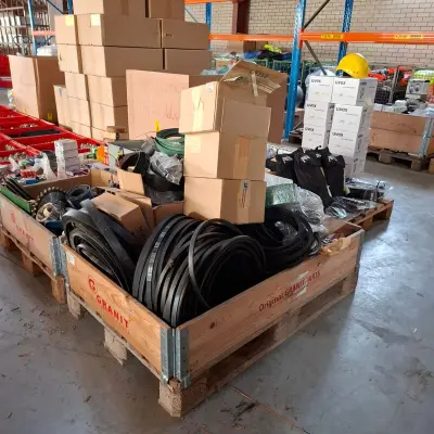 Partij diverse v-snaren en getande riemen en kettingen – kavel bij Onlineveilingmeester, Winsum