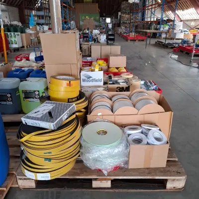 Partij diverse rollen tape en schuimband / celrubber – kavel bij Onlineveilingmeester, Winsum