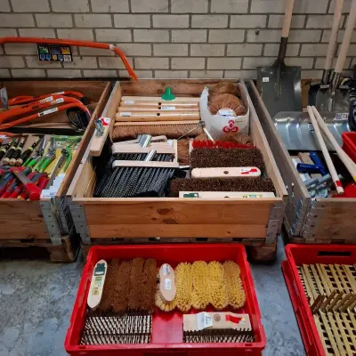 Assortiment diverse vegers / bezems – kavel bij Onlineveilingmeester, Winsum