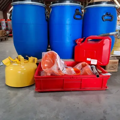 2x Jerrycan met 6x trechter – kavel bij Onlineveilingmeester, Winsum
