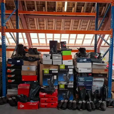 Ca. 200 paar Diverse werkschoenen, laarzen, klompen o.a. Dunlop, Bekina, Uvex, Bata – kavel bij Onlineveilingmeester, Winsum
