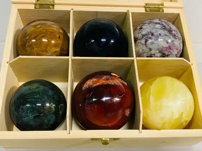 6x Edelsteenbollen in houten kist – kavel bij Onlineveilingmeester, Gramsbergen