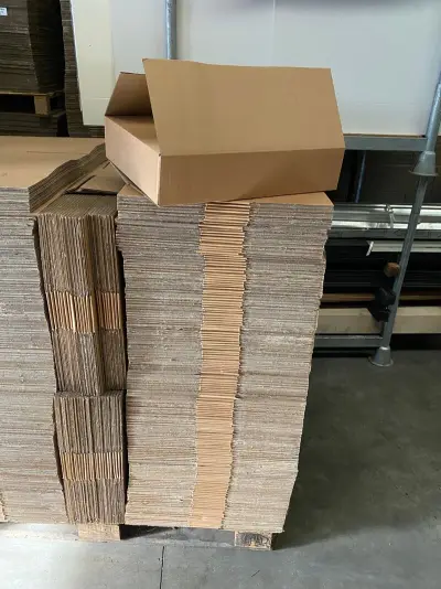 Ca. 200x Verzenddozen, bruin, 49x39x10cm – kavel bij Onlineveilingmeester, Gramsbergen
