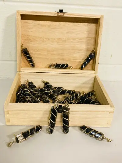 Ca. 40x Shungiet hangers – kavel bij Onlineveilingmeester, Gramsbergen