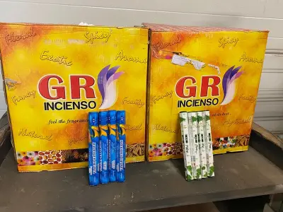 Ca. 600x Pakjes wierrook – kavel bij Onlineveilingmeester, Gramsbergen