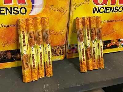 Ca. 600x Pakjes wierrook – kavel bij Onlineveilingmeester, Gramsbergen