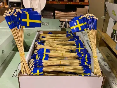 7x Dozen a 2000 stuks Zweedse steekvlagetjes – kavel bij Onlineveilingmeester, Gramsbergen