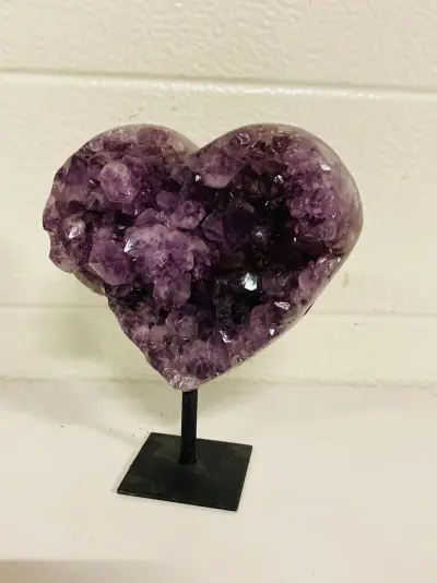 Amethist hart op metalen standaard – kavel bij Onlineveilingmeester, Gramsbergen