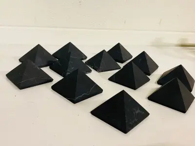 Ca. 12x Shungiet piramide ongepolijst – kavel bij Onlineveilingmeester, Gramsbergen