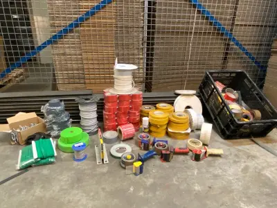 Partij plakband en dubbelzijdig tape ne elastiek – kavel bij Onlineveilingmeester, Gramsbergen