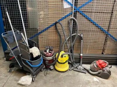 Stofzuigers en schoonmaakkar – kavel bij Onlineveilingmeester, Gramsbergen