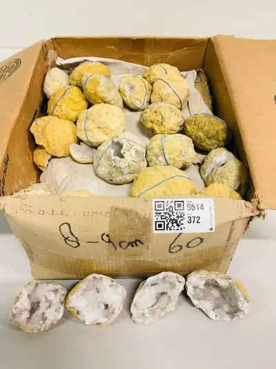 Ca. 60x Bergkristal geodes – kavel bij Onlineveilingmeester, Gramsbergen