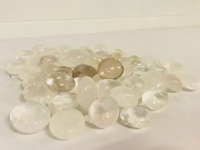 Ca. 50x Bergkristal handstenen – kavel bij Onlineveilingmeester, Gramsbergen