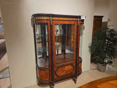 Louis XVI vitrinekast – kavel bij Auctim, Gembloux