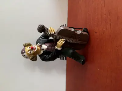 Clown met muziek instrument kunststof – kavel bij GSD Auctions, Zoeterwoude