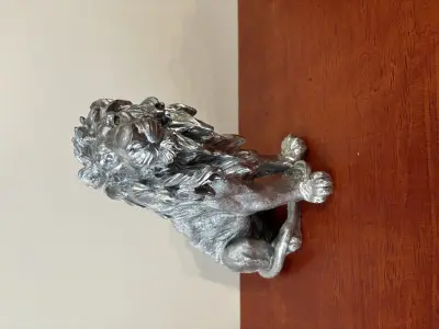 Zilverkleurige leeuw van polyresin @ – kavel bij GSD Auctions, Zoeterwoude