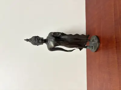 Bronzen Boeddhabeeld "wandelende Boeddah – kavel bij GSD Auctions, Zoeterwoude