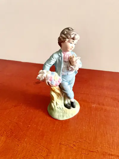 Vintage wachtende jongen keramiek – kavel bij GSD Auctions, Zoeterwoude