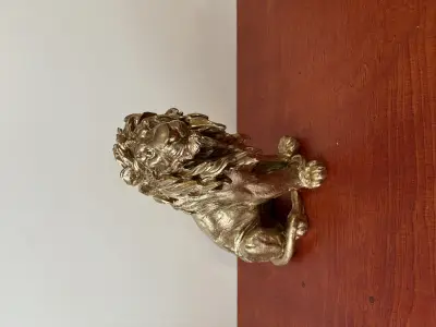 Goudkleurige leeuw van polyresin @ – kavel bij GSD Auctions, Zoeterwoude