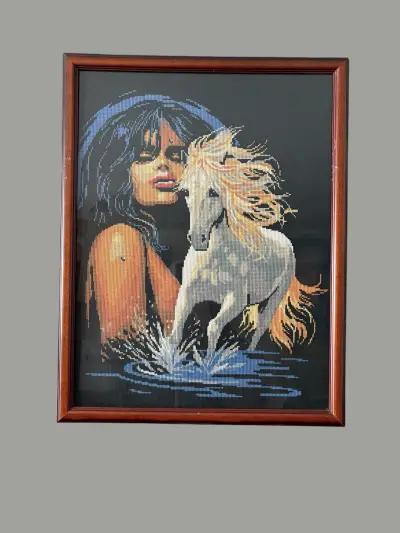 Borduurwerk of goblen van een vrouw met een wit paard – kavel bij GSD Auctions, Zoeterwoude