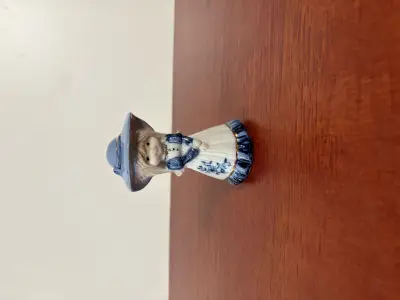 Keramieken Beeldjes Nummer 11 kleine meisje in blauw – kavel bij GSD Auctions, Zoeterwoude