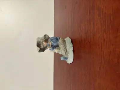 Keramieken Beeldjes Nummer 9, zittende jonge Lladro – kavel bij GSD Auctions, Zoeterwoude