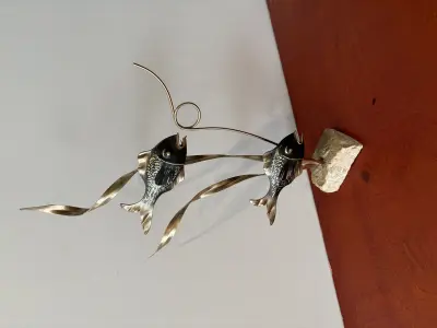 Decoratieve goudkleurige sculptuur van 2 visjes – kavel bij GSD Auctions, Zoeterwoude
