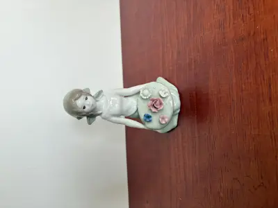 Spaanse porseleinen beeld van Lladro “Meisje met bloemen” – kavel bij GSD Auctions, Zoeterwoude