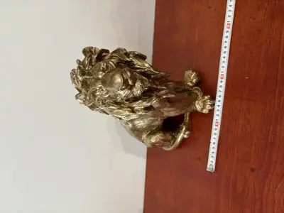 Goudkleurige leeuw van polyresin – kavel bij GSD Auctions, Zoeterwoude