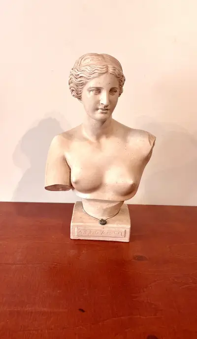 Grote buste van Venus met stempel op nek – kavel bij GSD Auctions, Zoeterwoude