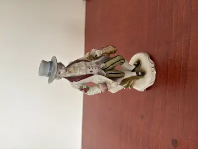 Beeldje van een man in 18e-eeuwse kleding (Capodimonte) – kavel bij GSD Auctions, Zoeterwoude