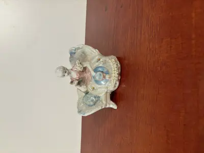 Keramieken Beeldjes 13 Victoriaans Lady op de bank – kavel bij GSD Auctions, Zoeterwoude
