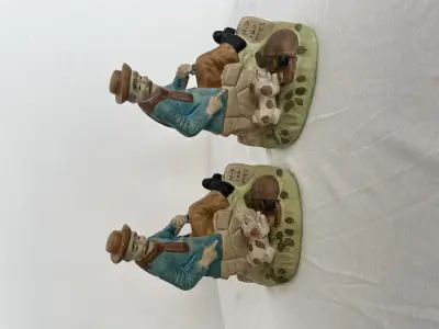 Keramiek 2x Hobo en hond op weg naar New York beeldjes – kavel bij GSD Auctions, Zoeterwoude