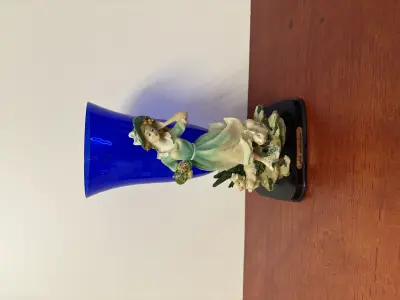 Blauwe vaas met porseleinen beeld Elio collectie – kavel bij GSD Auctions, Zoeterwoude