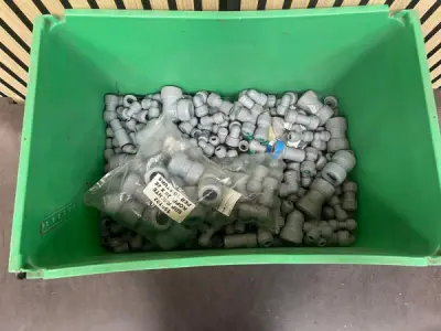 Partij grijze kunststof koppelingen en wartels – kavel bij XL Auctions