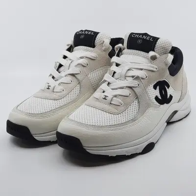 Paar schoenen, maat 43, Chanel, W G38301 – kavel bij Domeinen Roerende Zaken, Groningen