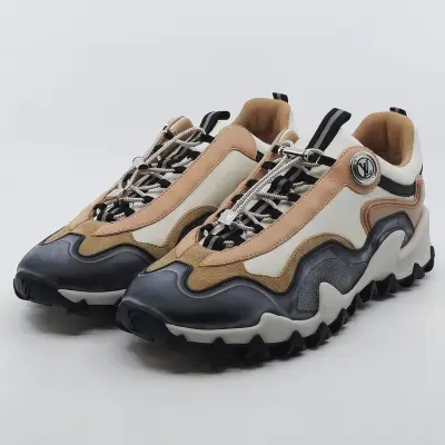 Paar sneakers, maat 37, Louis Vuitton, FD 0294 – kavel bij Domeinen Roerende Zaken, Groningen