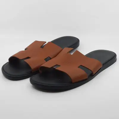 Paar slippers, maat 45, Hermès – kavel bij Domeinen Roerende Zaken, Groningen